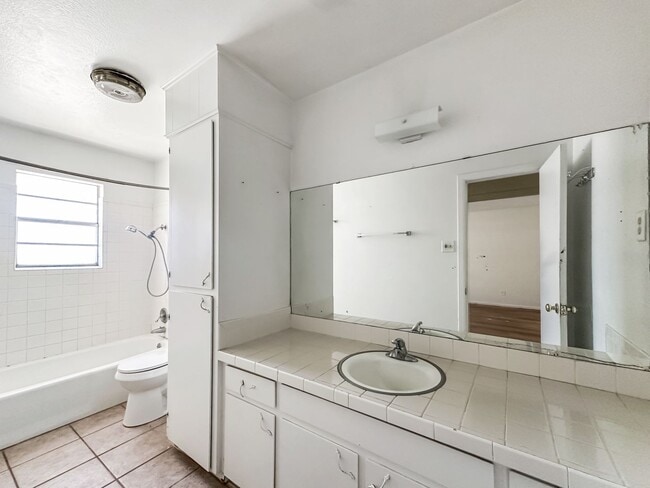 Building Photo - 709 E Sunset Cir