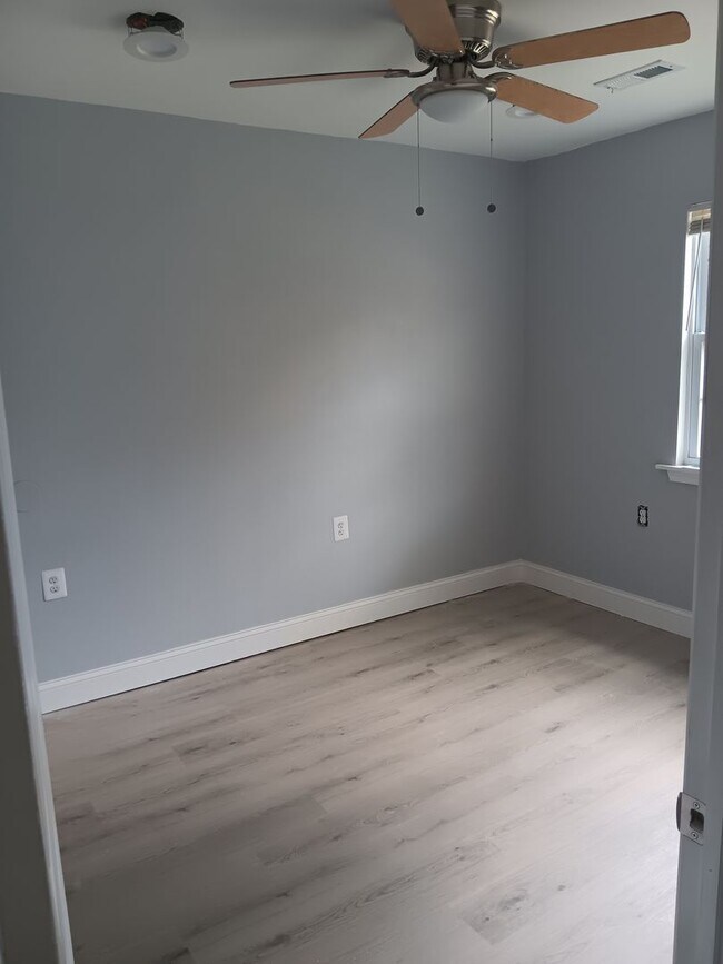 Building Photo - 427 Holly Dr