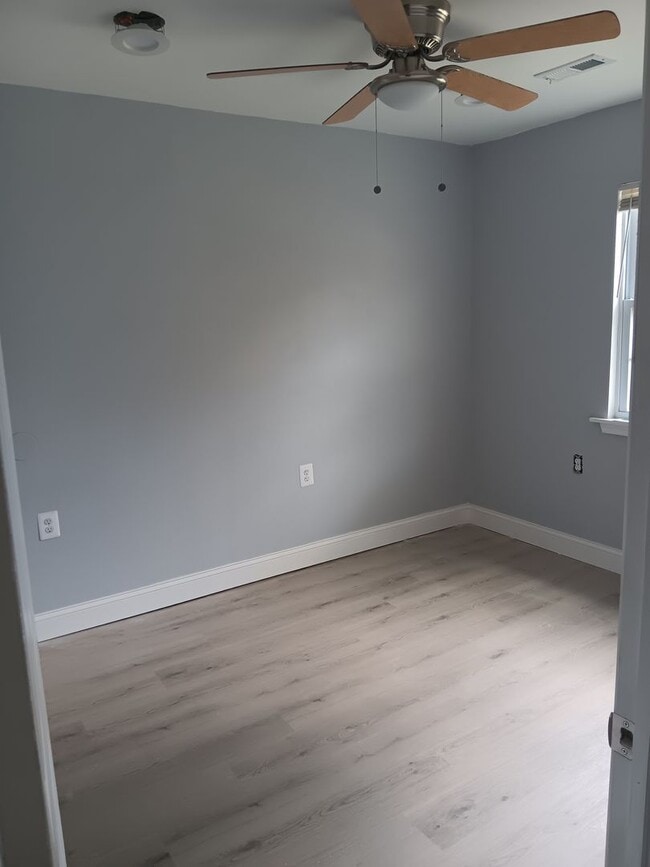 Building Photo - Renovated 3 Bed 2 Bath Single-Family Home ...