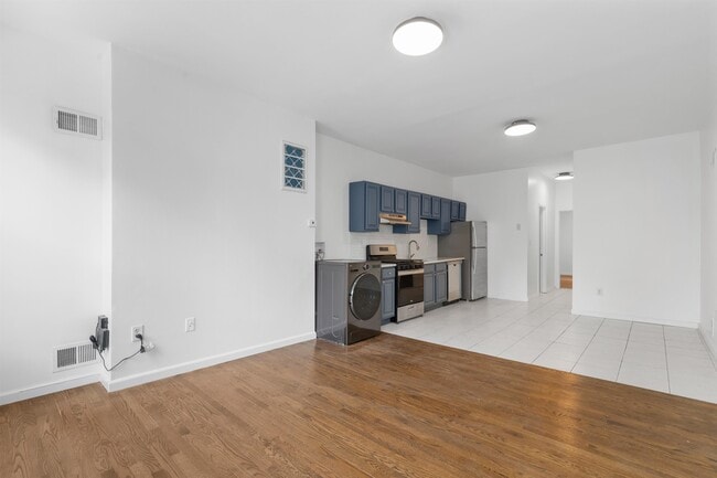 Building Photo - 84 Griffith St