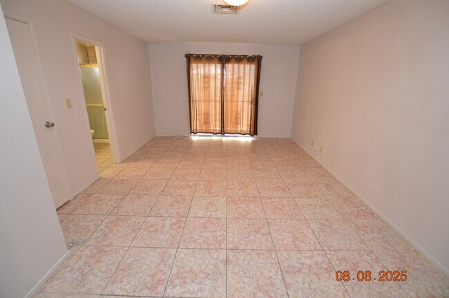 Building Photo - 2108 Mariposa Ave