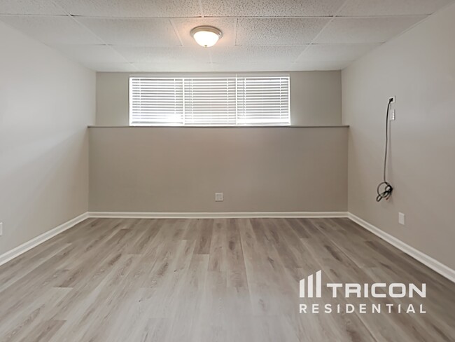 Building Photo - 242 S Red Oak Way