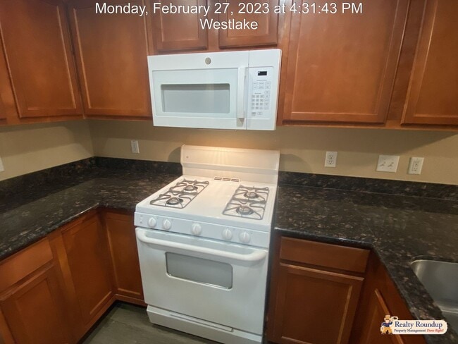 Building Photo - Pristine Condo with New Carpet and Dual Master Suites