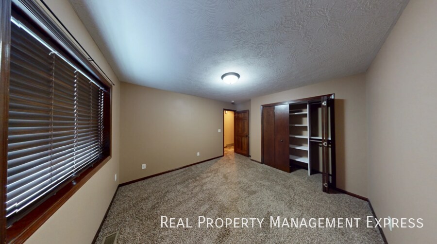 Building Photo - Modern 4 Bedroom 2 Bathroom Twin-Home in Tea