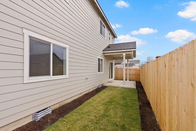 Building Photo - 4 bedroom home in desirable neighborhood