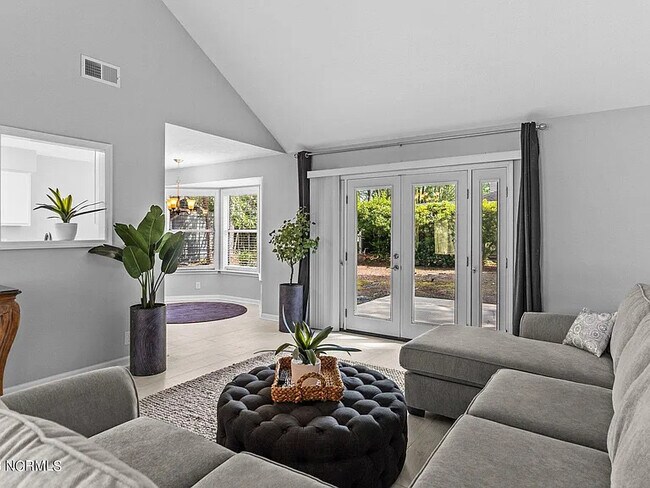 Building Photo - 11 Court 8 NW Dr