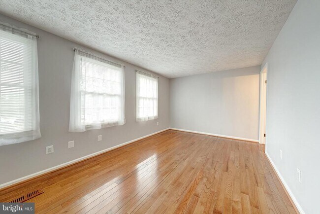 Building Photo - 6320 Lightburn Ct