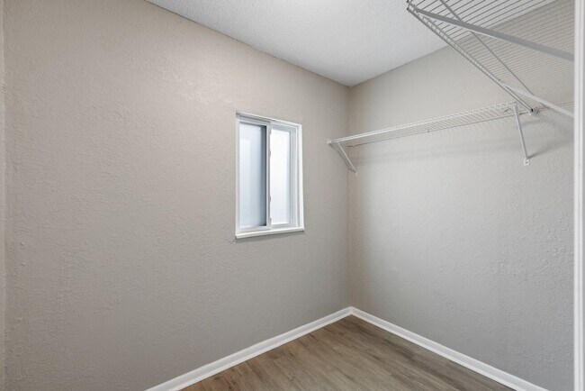 Building Photo - Beautifully renovated 4bdrm/2bath home wit...