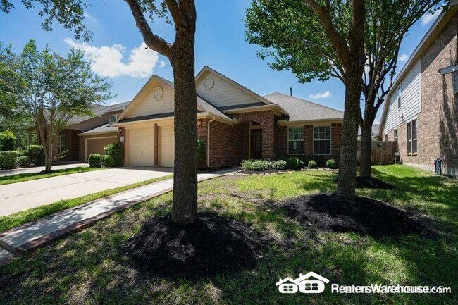 Building Photo - Stunning 3 bedroom, 2 bath in ideal location!