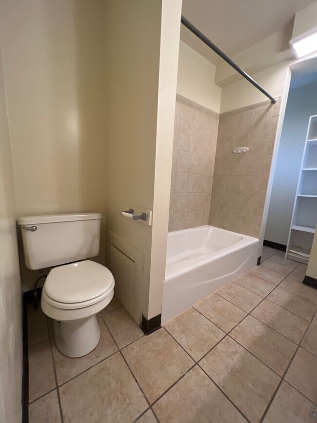 Building Photo - Two Bedroom apartment near engineering and...