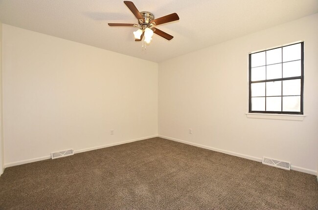 Building Photo - Two bedroom 1.5 bath townhome with 1 car g...