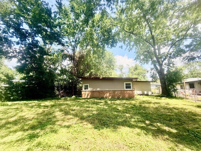 Building Photo - 450 Tomahawk St