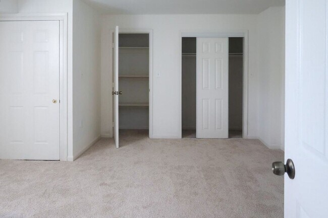 Building Photo - Modern Two Bedroom + Den Condo! Minutes to Congress Heights Metro!