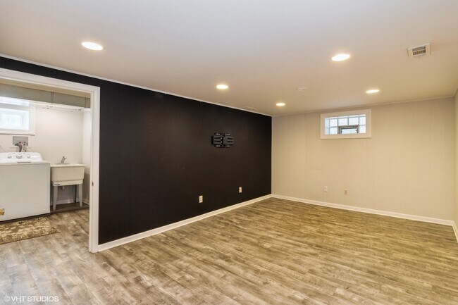 Building Photo - 5111 N Newland Ave