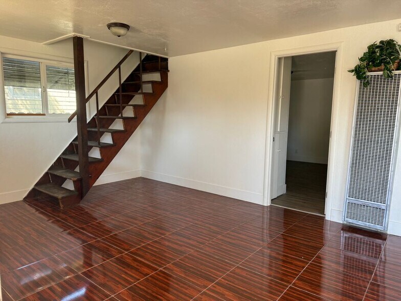 Building Photo - 659 Elm St