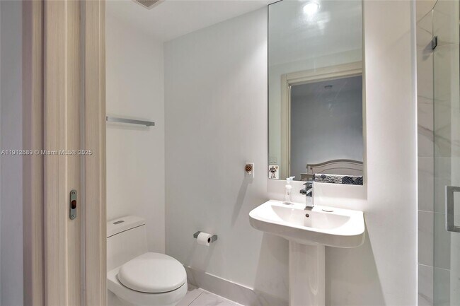 Building Photo - 801 S Miami Ave