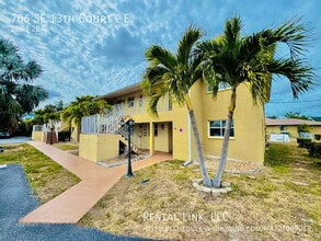 Building Photo - 706 SE 13th Ct