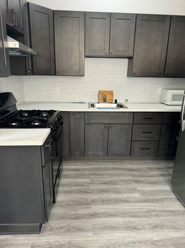 Building Photo - Comfortable room, has communal kitchenette, and bathrooms