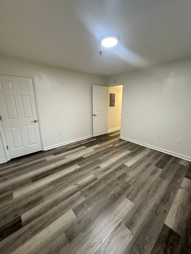 Building Photo - 1 Bedroom Available Collegiate Court  (SUB...