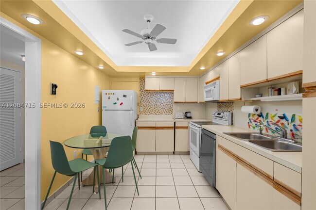 Building Photo - 5001 Collins Ave