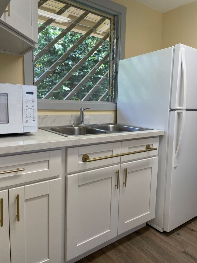 Building Photo - Renovated, Studio Cottage w/Full Kitchen