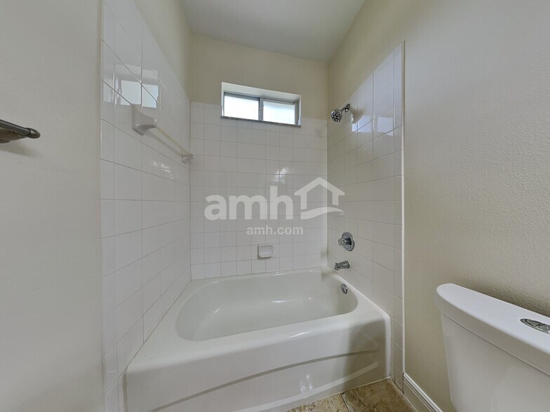 Building Photo - 802 Lesa Glen Pl