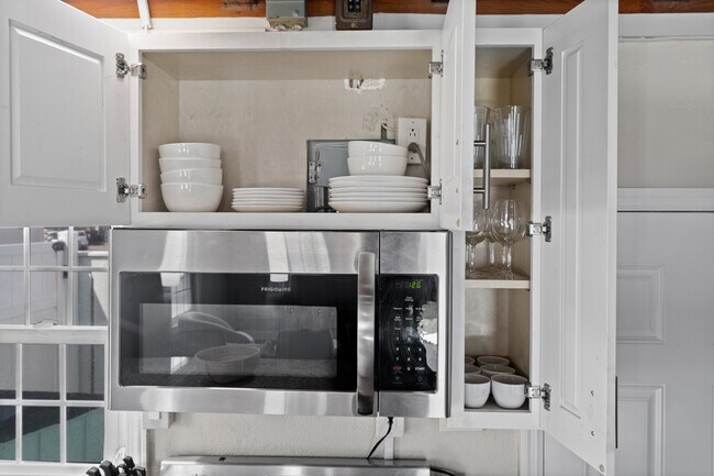 Equipped Kitchen with Kettle & Coffee Machine with Pods - 2702 Perrin Dr
