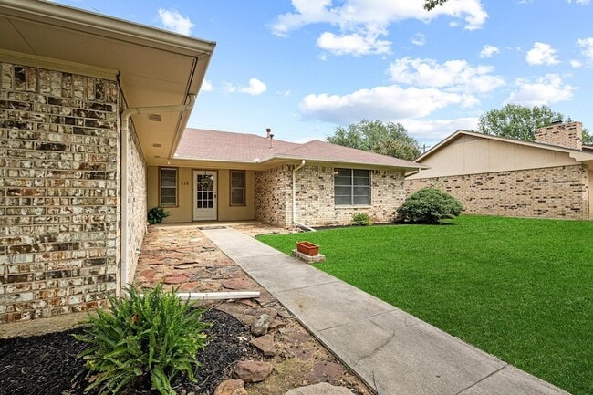 Building Photo - 216 Red River Dr