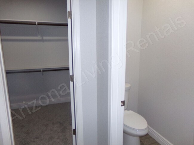 Building Photo - GORGEOUS 3 BEDROOM 2 BATHROOM HOME