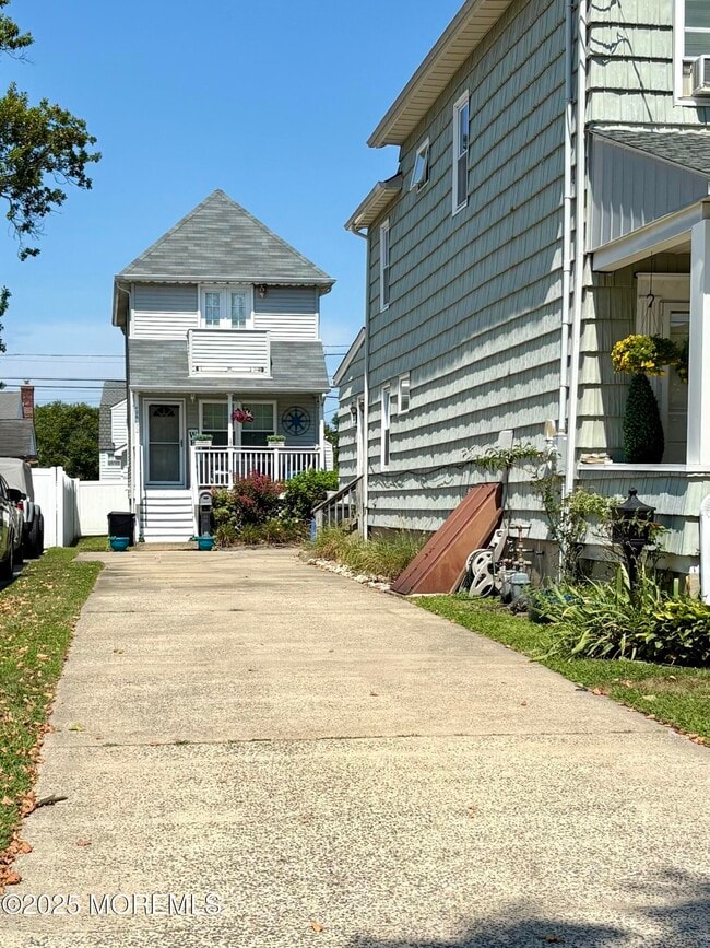 Building Photo - 406 9th Ave