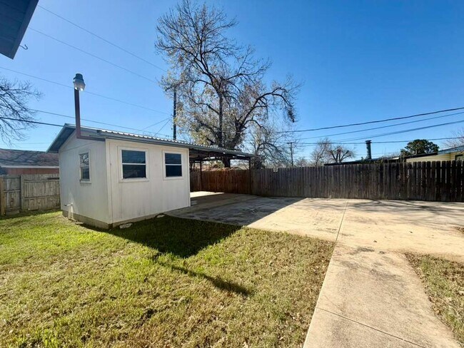 Building Photo - Charming rental home in Southeast San Antonio!
