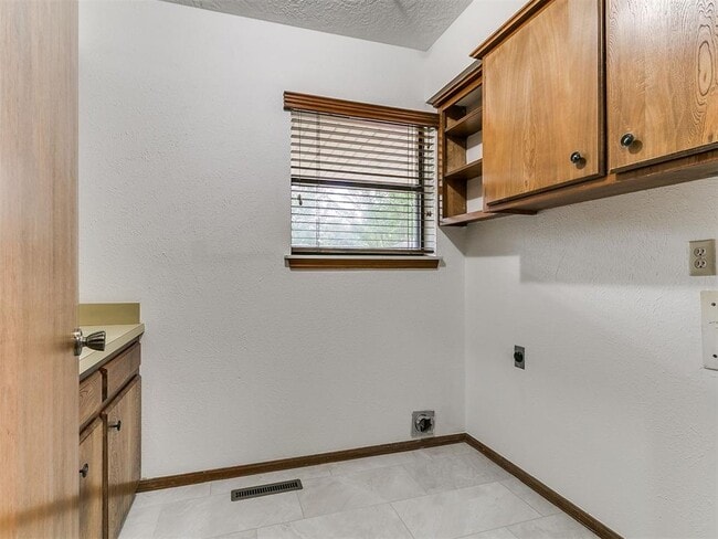 Building Photo - 309 Kingsbury Dr