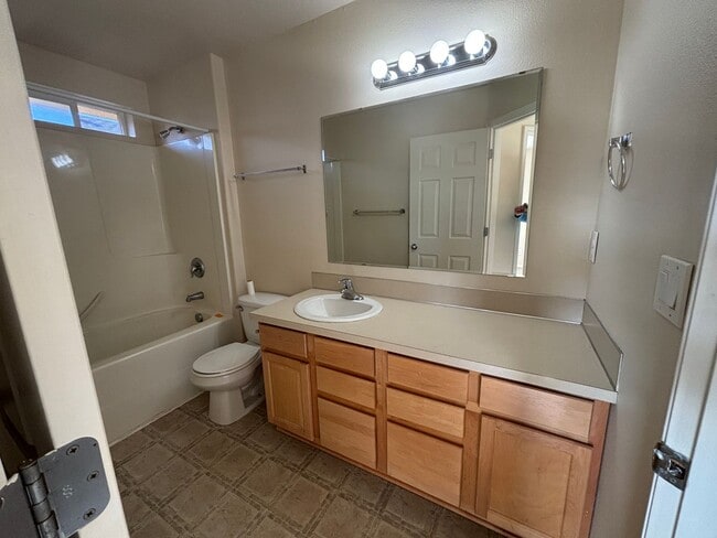 Building Photo - 3 Bedroom 2.5 Bath Duplex