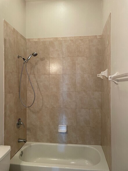 guest bath - 505 W Hickpochee Ave