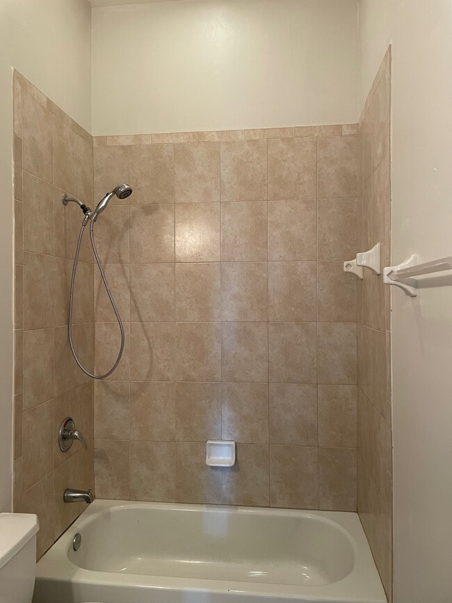 bath room 1 - 505 W Hickpochee Ave