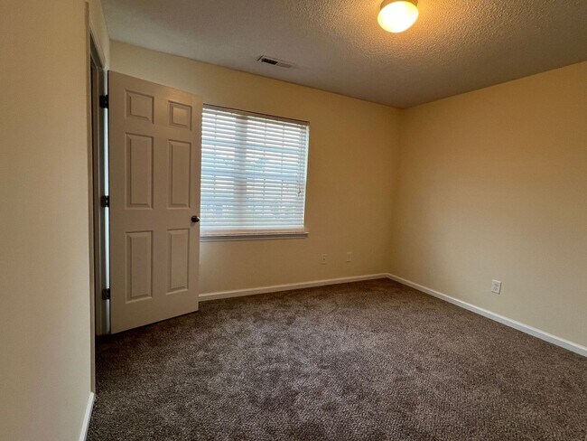 Building Photo - Nice 2 bedroom, 2.5 townhouse