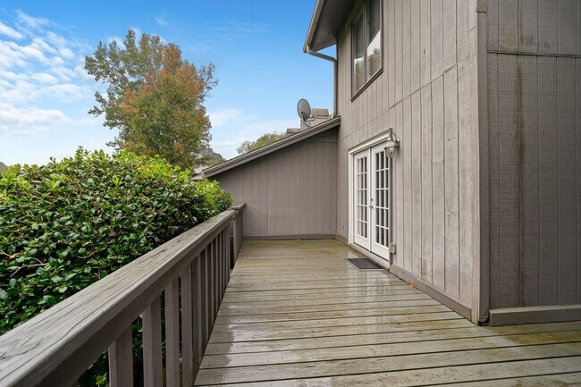 Building Photo - 3 Bedroom, 2.5 Bath Condo on the Pebble Creek Golf Course