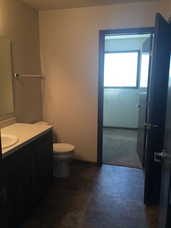 Building Photo - 5 Bedroom Home