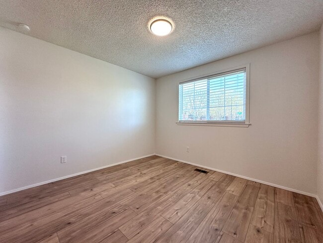 Building Photo - Newly Renovated Single-Family Home in Gresham! 3 Bed/1 Bath w/ Double Car Garage!