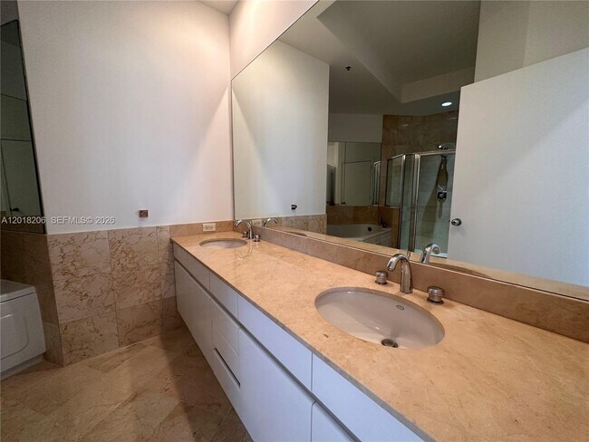 Building Photo - 808 Brickell Key Dr