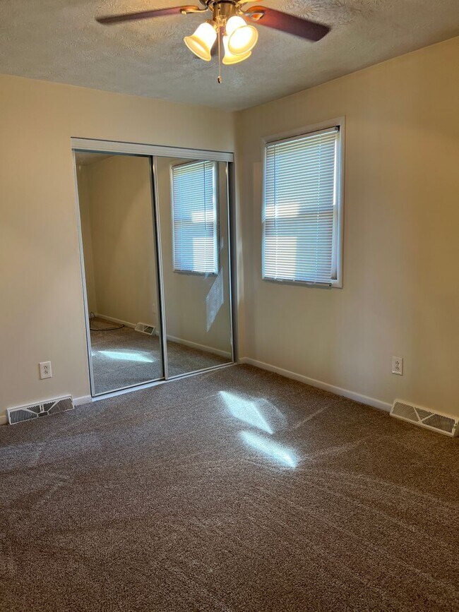 Building Photo - 3679 Oakview Dr