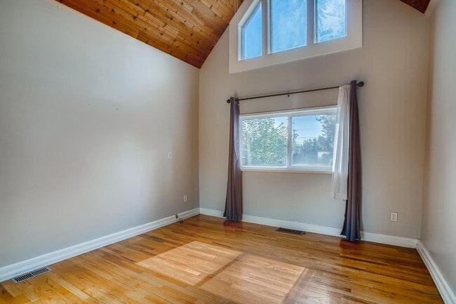 Building Photo - LOCATION LOCATION!!  Local gem in a quiet ...
