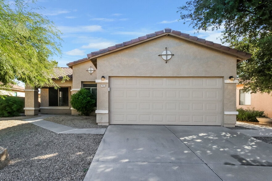 Primary Photo - 1931 S Noble