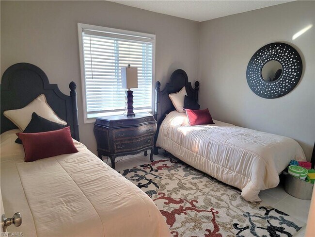 Building Photo - 1000 Manatee Rd