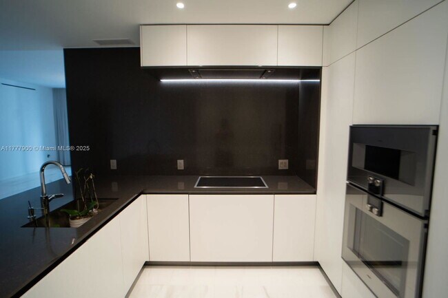 Building Photo - 300 Biscayne Blvd Way