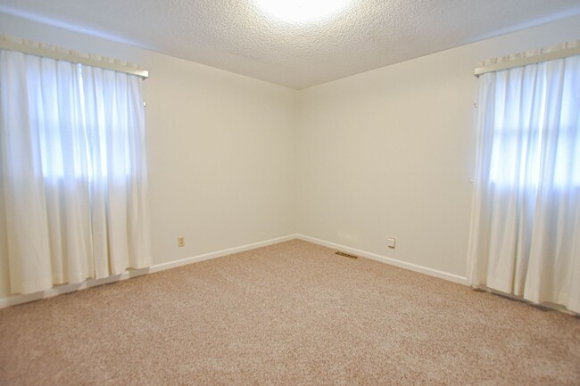 Building Photo - Pet Friendly Three Bedroom!