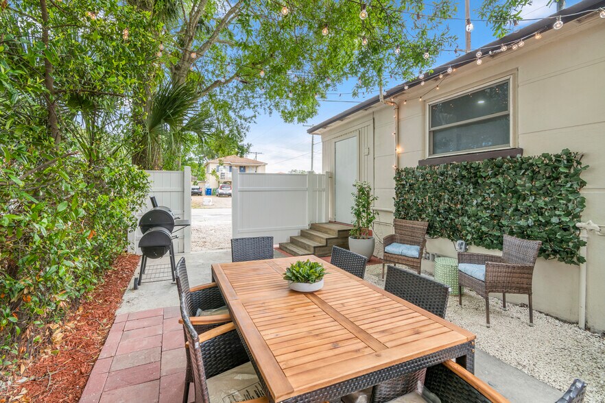 Building Photo - 2402 W Cypress St