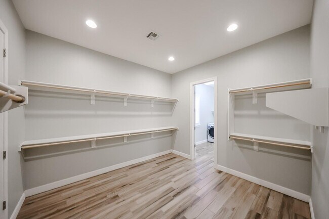 Building Photo - 1424 E Pedro Rd