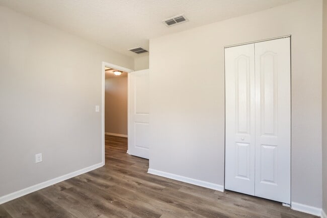 Building Photo - 2303 Pebble Point Dr