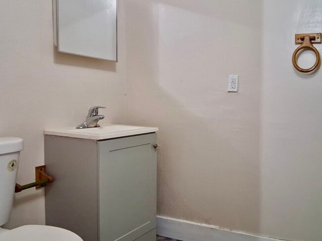 Building Photo - 325 N Laurel St